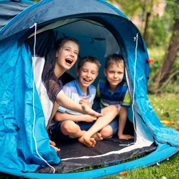 Famille en vacances au Camping Le Castelas en sud Ardèche proche de Pont Saint Esprit dans le Sud de la France