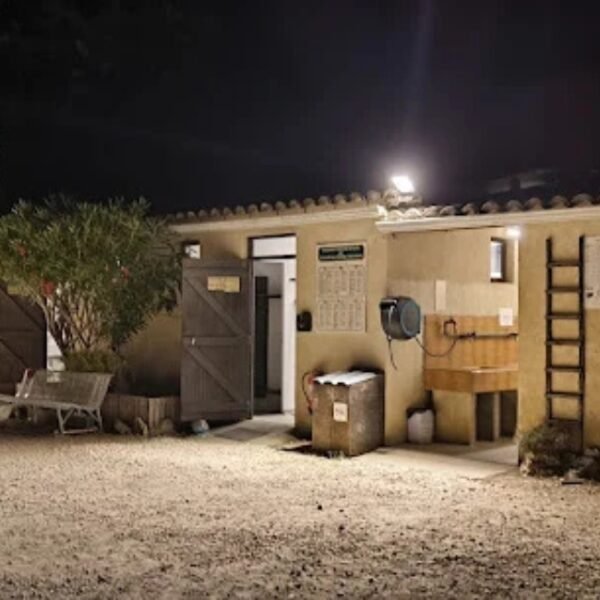 Réception du Camping Le Castelas en sud Ardèche proche de Pont Saint Esprit dans le Sud de la France