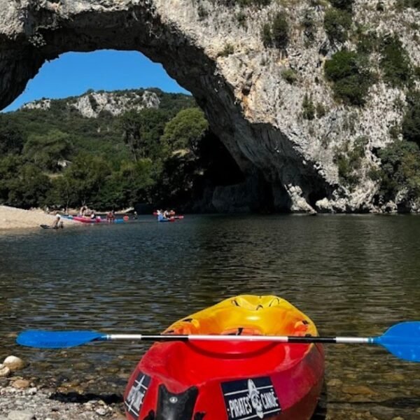Parcours sur la rivière avec Pirates Canoé dans les Gorges de l'Ardèche près de Vallon Pont D'arc