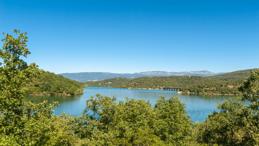 Le lac saint cassien dans le Pays de Fayence.
