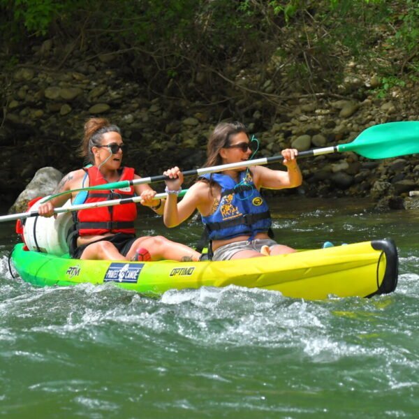 Couple sur la rivière avec Pirates Canoé dans les Gorges de l'Ardèche près de Vallon Pont D'arc