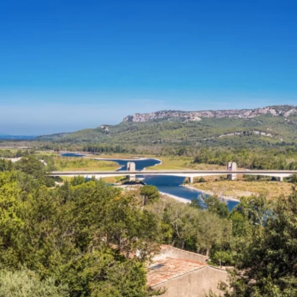 Pont Royal en Provence - vue du la rivière