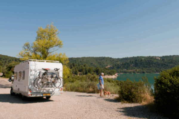 Vacances au camping avec son chien en Provence-Alpes-Côte d’Azur : meilleures adresses !