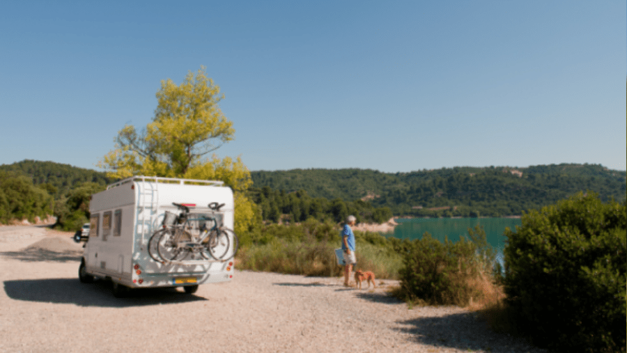 Vacances au camping avec son chien en Provence-Alpes-Côte d’Azur : meilleures adresses !