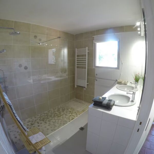 Salle de bain de la Villa des Hirondelles près du Pic Saint Loup dans l'Hérault dans le Sud de France