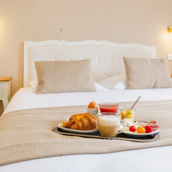 Room service dans une chambre de l'Hôtel de la Porte St Malo à Dinan en Bretagne dans les Côtes d'Armor