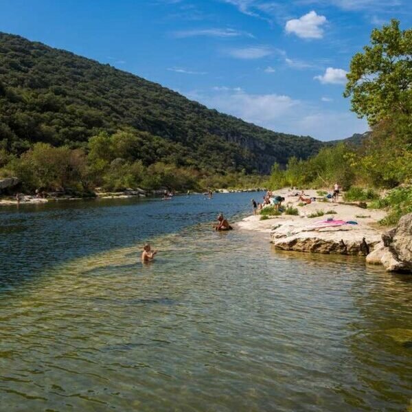 Rivière à côté du Camping Le Castelas en sud Ardèche proche de Pont Saint Esprit dans le Sud de la France