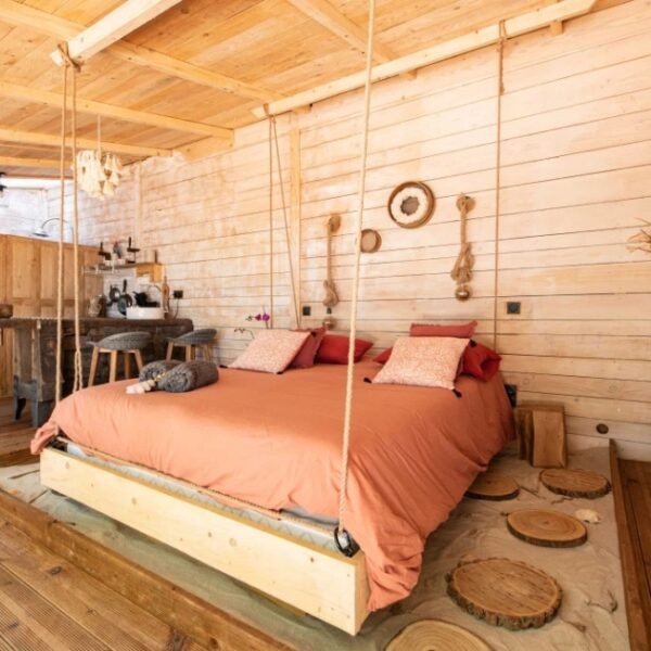 Chambre avec double lit chez Domaine ForRest à Lay dans la Loire en Auvergne-Rhône-Alpes