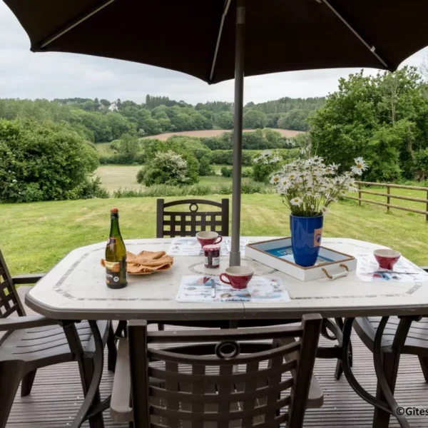 Table dans le jardin du Gîte Ty Bras en Bretagne dans le Finistère proche des plages