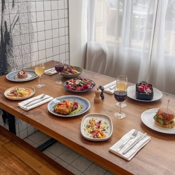 table avec plats chez Bistrot le Saint Jean à Bordeaux en Gironde en Nouvelle-Aquitaine