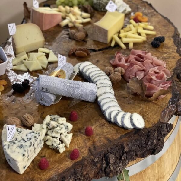 Produits locaux, planche de charcuterie et fromages à l'Hôtel du Commerce à Nogent en Haute Marne