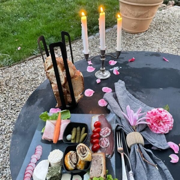 Planche de produits locaux à partager au Domaine ForRest, Hébergement insolite dans la Loire à Lay en Auvergne Rhône Alpes
