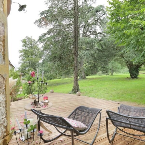 Terrasse avec vue sur le grand jardin au Domaine ForRest, Hébergement insolite dans la Loire à Lay en Auvergne Rhône Alpes