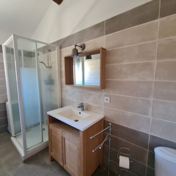 Salle de bain du Gite Le Hameau de Cure dans l'Hérault à Cazouls-lès-Béziers en Occitanie