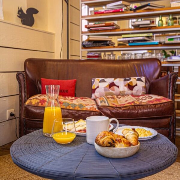 Petit déjeuner dans le salon cosy de l'Hôtel La Féline Blanche à Saint Gervais les Bains en Haute Savoie dans les Alpes en France