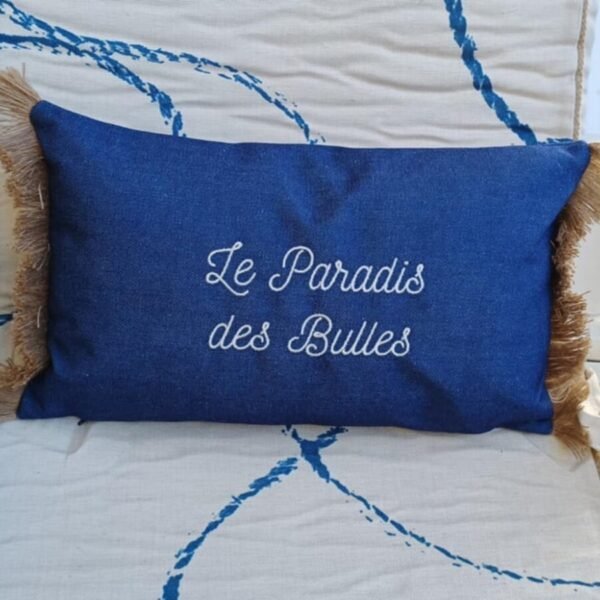 Coussin sur canapé au Gîte Le Paradis des Bulles en Champagne dans la Marne en région Grand Est