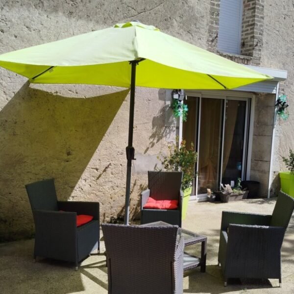 Salon dans le jardin du Gîte Entre Terre et Mer dans les Landes près du Pays Basque à Oeyregave