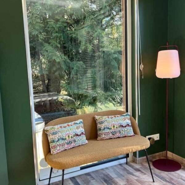 Interieur avec petit canape chez La Cabane du Domaine Pont-Roche à Frénois en Côte-d'Or en Bourgogne-Franche-Comté