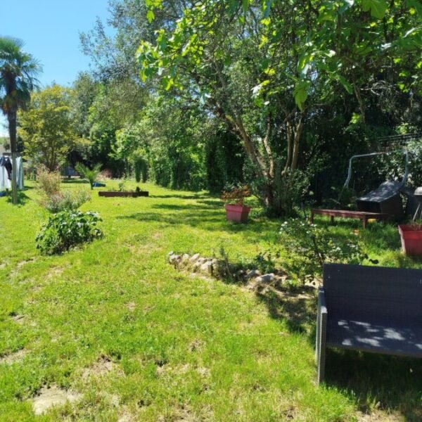 Jardin clos du Gîte Entre Terre et Mer dans les Landes près du Pays Basque à Oeyregave
