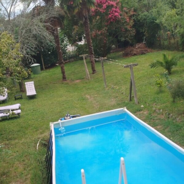 Piscine dans le jardin du Gîte Entre Terre et Mer dans les Landes près du Pays Basque à Oeyregave