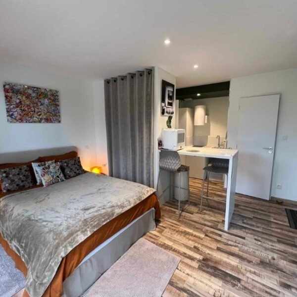 Chambre avec double lit chez La Cabane du Domaine Pont-Roche à Frénois en Côte-d'Or en Bourgogne-Franche-Comté