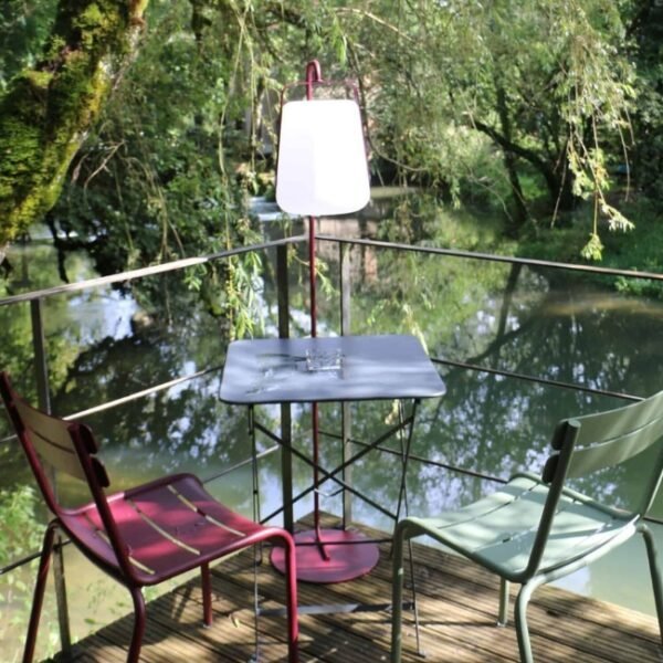 Petit table avec deux chaises sur la terrasse chez La Cabane du Domaine Pont-Roche à Frénois en Côte-d'Or en Bourgogne-Franche-Comté
