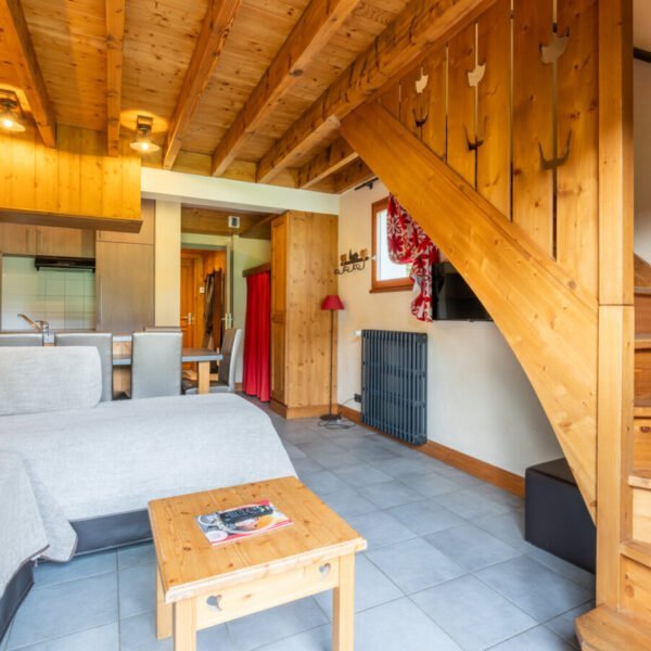 entrée d'un chalet de l'établissement AEC village Vacances Forgeassoud