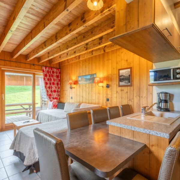 salle à manger d'un chalet de l'établissement AEC village Vacances Forgeassoud