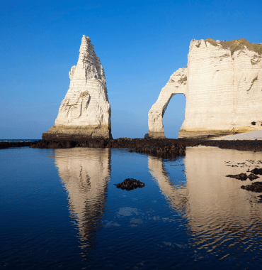 Falaise d'Aval à Etretat avec son chien