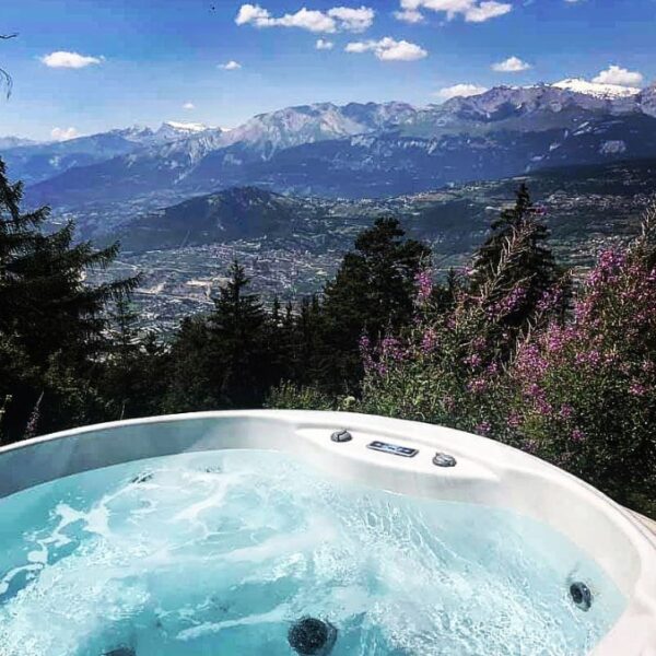SPA avec vue sur la montagne aux Mazots de la Source, Chalets Insolites dans les Alpes Suisses (Valais)