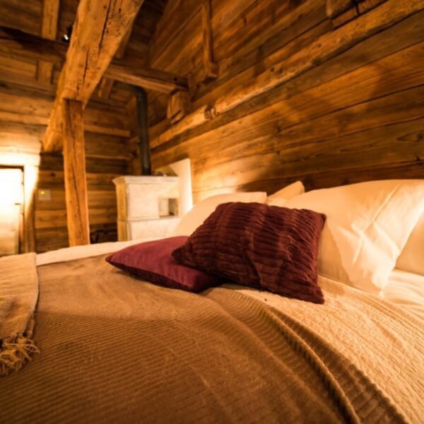 Chambre double luxueuse et romantique dans Les Mazots de la Source, Chalets Insolites dans les Alpes Suisses (Valais)