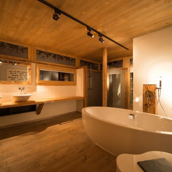 Salle de bain haut de gamme aux Mazots de la Source, Chalets Insolites dans les Alpes Suisses (Valais)