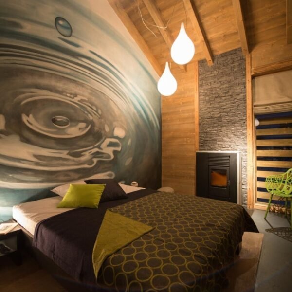 Chambre double luxueuse et romantique dans Les Mazots de la Source, Chalets Insolites dans les Alpes Suisses (Valais)