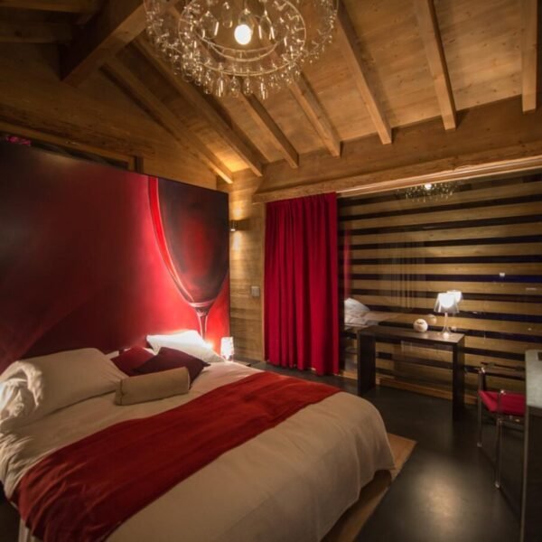 Chambre double luxueuse et romantique dans Les Mazots de la Source, Chalets Insolites dans les Alpes Suisses (Valais)