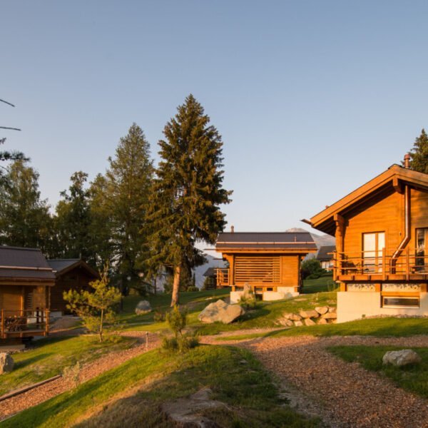 Les Mazots de la Source, Chalets Insolites dans les Alpes Suisses (Valais)