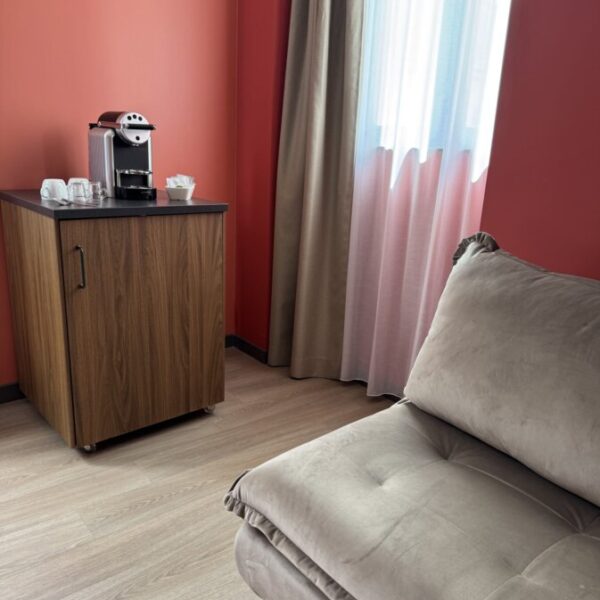 Espace salon et plateau de courtoisie à l'Hôtel du Commerce à Nogent en Haute Marne