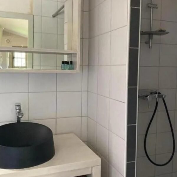 Salle de bain moderne du Gîte Le Platane à Cuers dans le Var en Provence