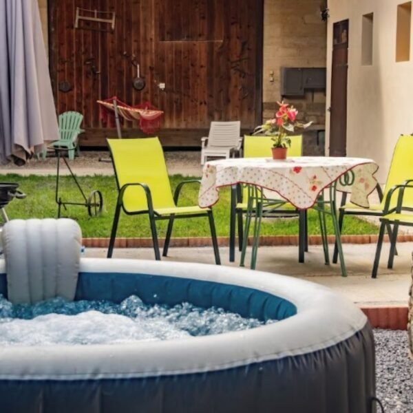 Spa dans le jardin clos du Gîte Le Paradis des Bulles en Champagne dans la Marne en région Grand Est
