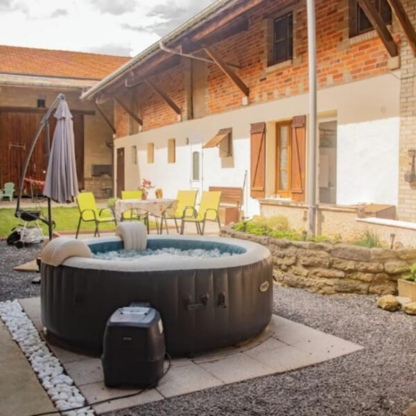 Spa dans le jardin clos du Gîte Le Paradis des Bulles en Champagne dans la Marne en région Grand Est