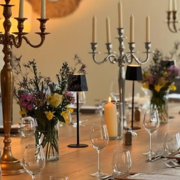 Table élégante au restaurant de l'Hôtel du Commerce à Nogent en Haute Marne