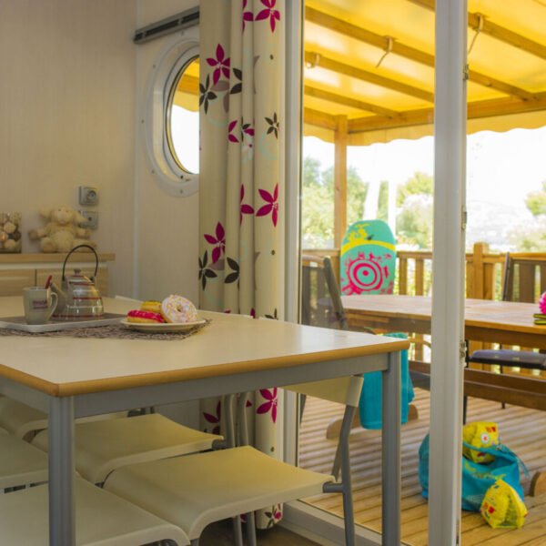 intérieur d'un mobilhome du camping les Dauphins à saint cyr sur mer dans le var