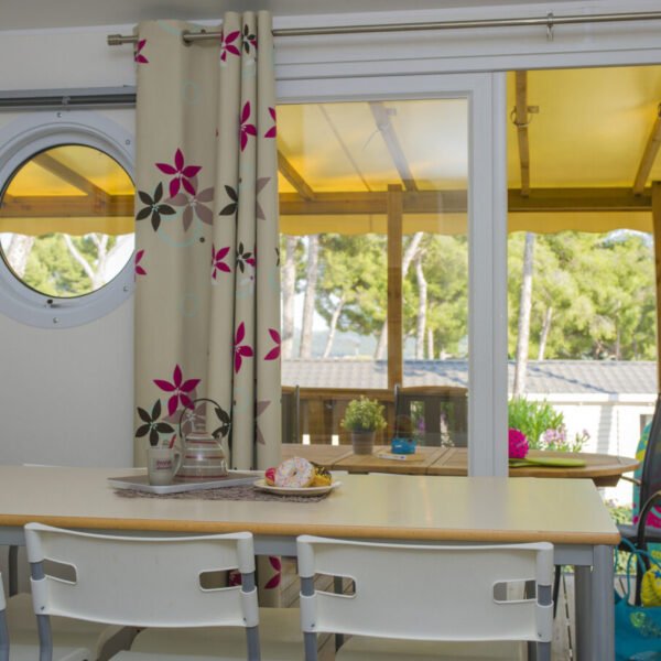 intérieur d'un mobilhome du camping les Dauphins à saint cyr sur mer dans le var