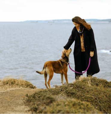 femme avec son chien sur les falaises d'Etretat en Seine-Maritime en Normandie