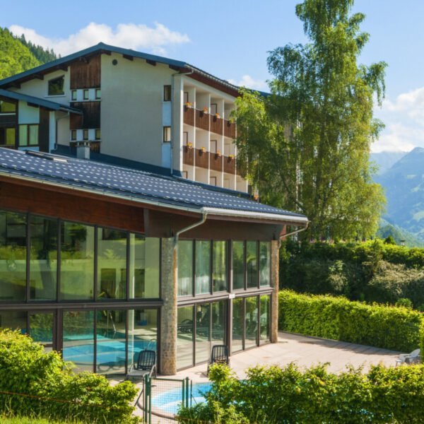 Façade du AEC village Vacances Forgeassoud avec la piscine en premier plan