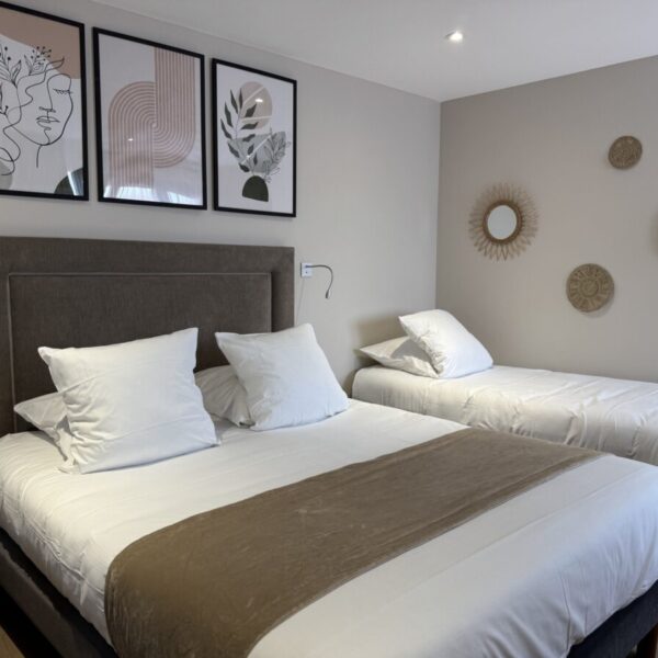 Chambre double confortable de l'Hôtel du Commerce à Nogent en Haute Marne