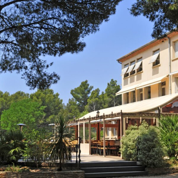 façade est espaces verts du camping AEC vacances les Dauphins