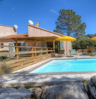 villa avec piscine en Corse par une conciergerie dog-friendly pour chien et chat en vacances