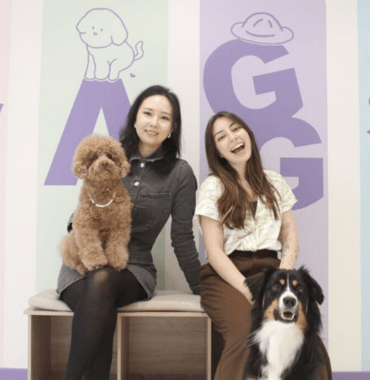 deux femmes avec leurs chiens à la crèche canine Waggy à Paris 14ème arrondissement