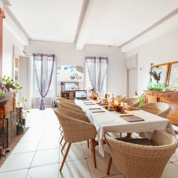 Grande salle à manger du Domaine ForRest, Hébergement insolite dans la Loire à Lay en Auvergne Rhône Alpes