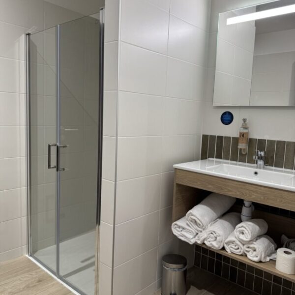 Salle de bain moderne de l'Hôtel du Commerce à Nogent en Haute Marne